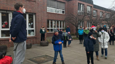 Weihnachtstänze auf dem Schulhof