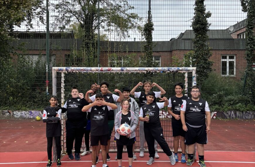 Einweihung des neuen Sportplatzes, Projekt Common Ground